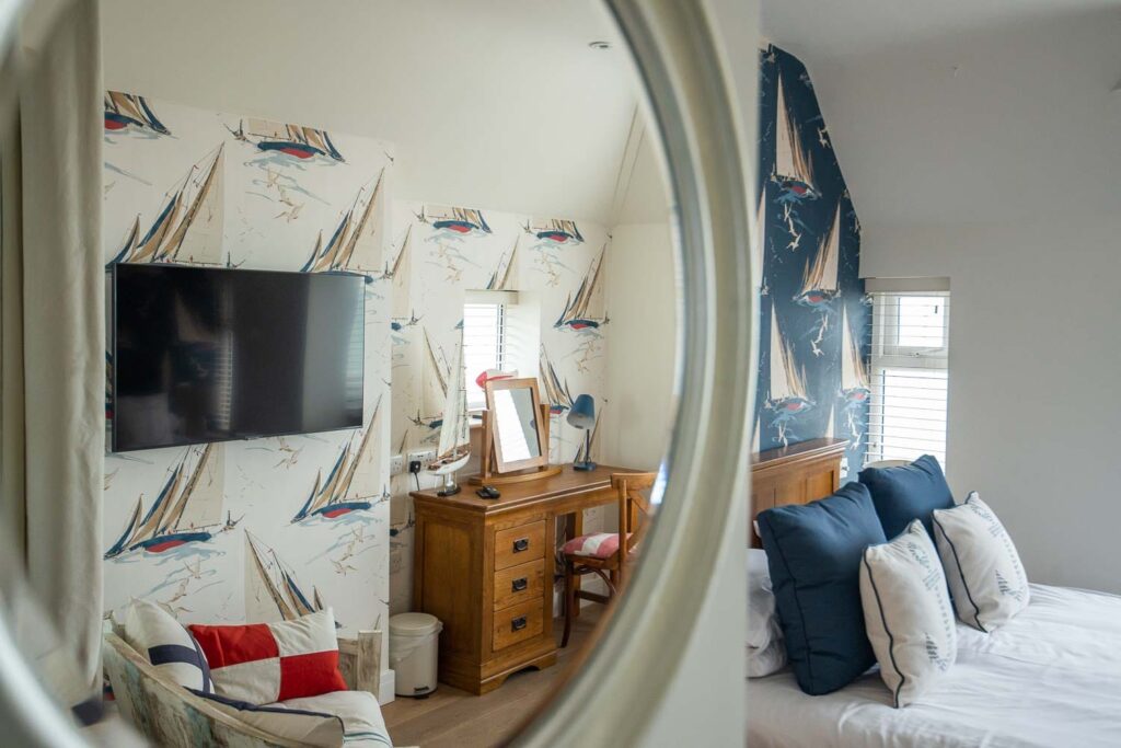 Penthouse - The Admiral's Deck Mirror - Holiday Apartments in Kent