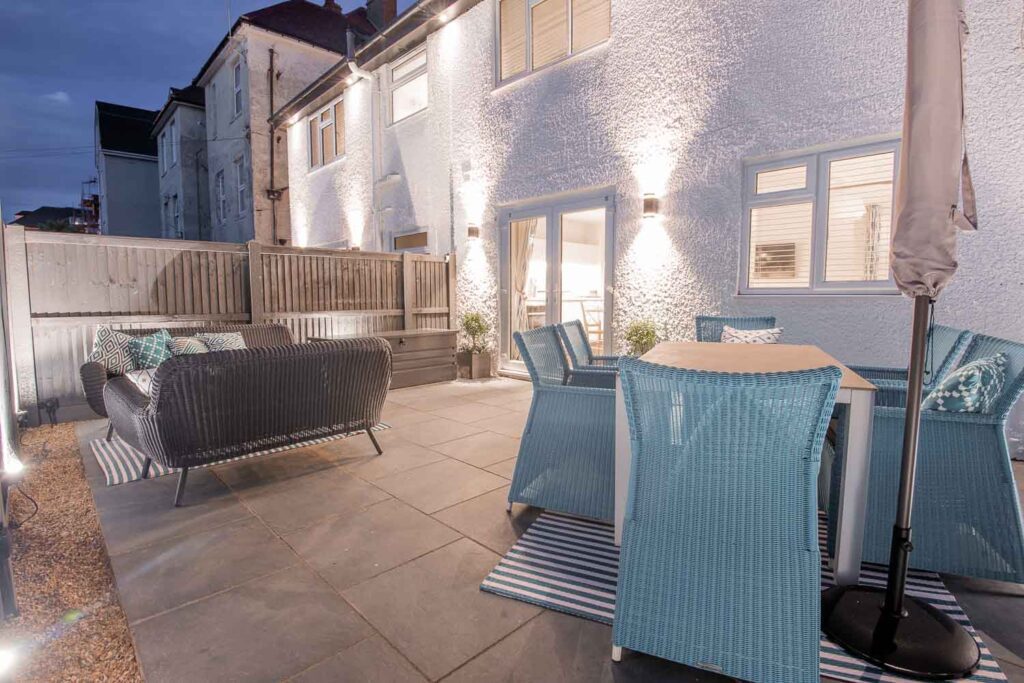 Seascape & Stones Throw outside dining - Luxury holiday apartments Hythe